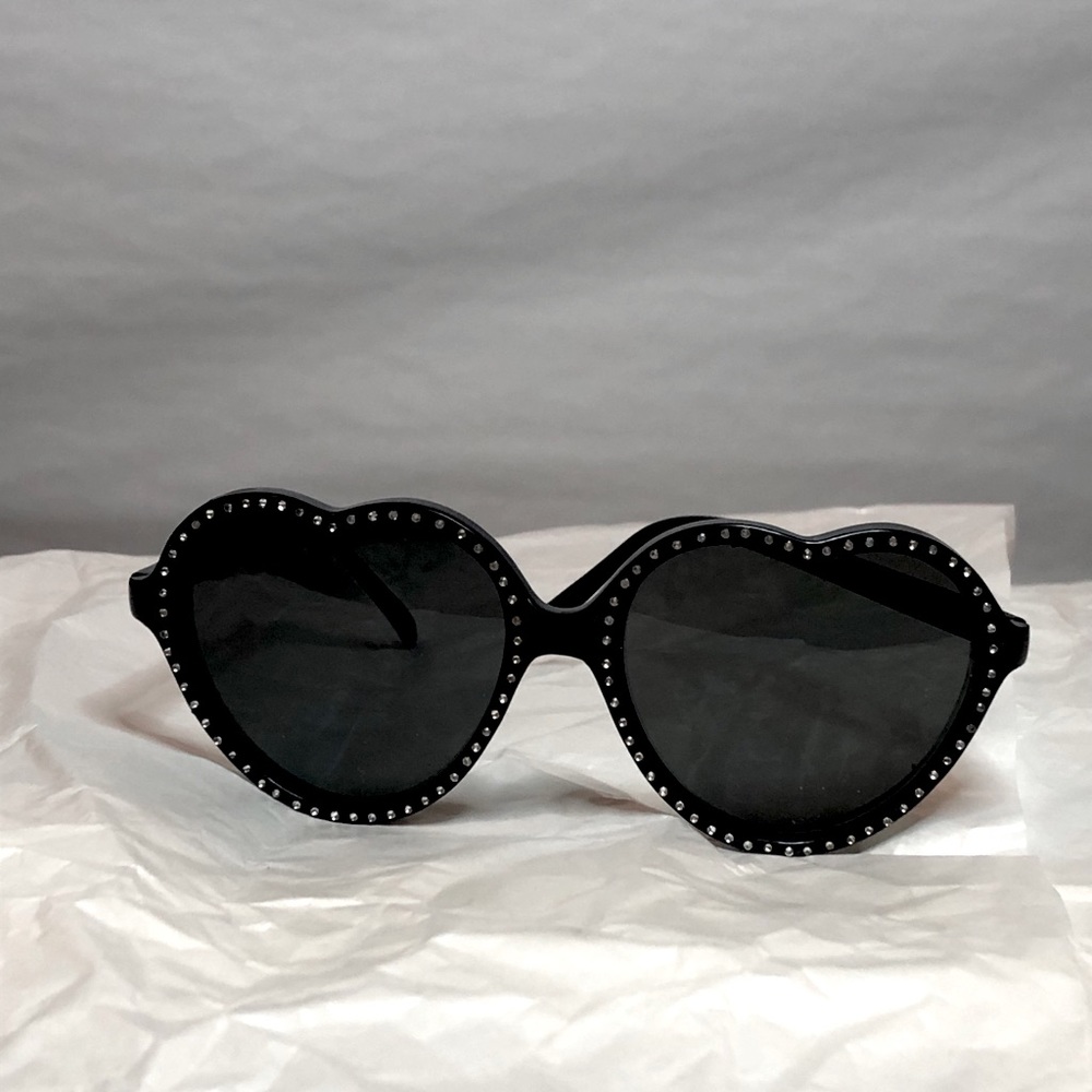 Amazing rhinestone & black heart sunglasses 🖤